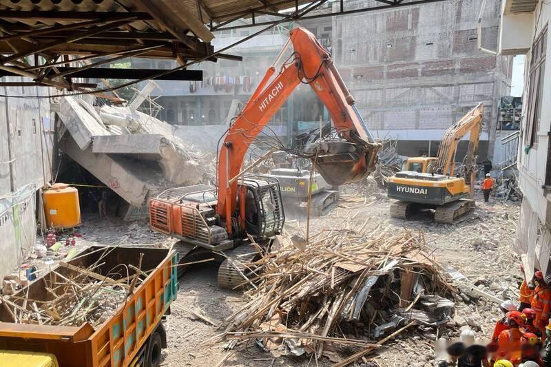 【印尼东爪哇伊斯兰学校倒塌已致36人遇难 仍有27名学生失踪】海外新鲜事印尼 据