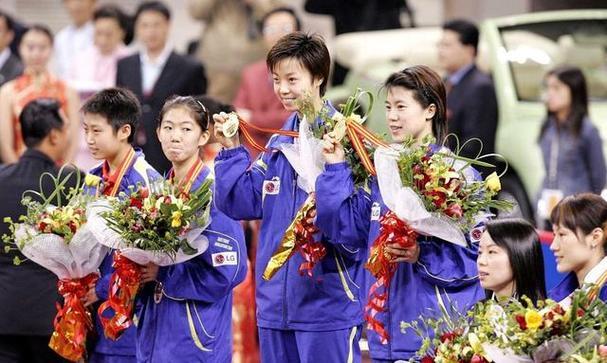 哇哦，那时的国乒女球员真是颜值与实力齐飞呀：大魔王张怡宁月眉星眼，笑意粲然；王楠