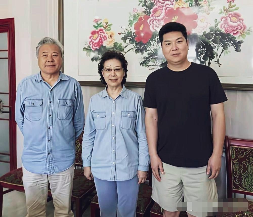 关牧村，国家一级演员，知名女中音歌唱家，经历过一段失败婚姻，之后与江泓组建家庭，