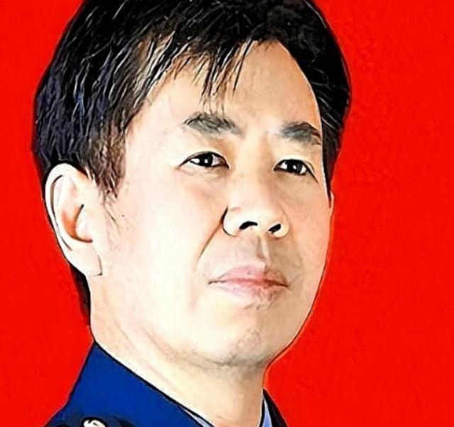 军事专家戴旭有个观点，很扎心。他说我们航母下水，五代机上天，导弹快到没影，家底越