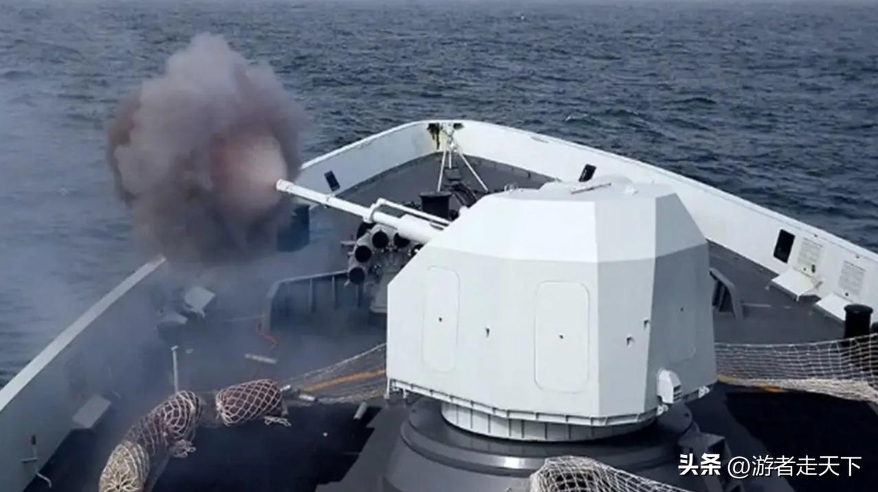 055大驱的舰炮有多猛？
现代军舰的主要武器是导弹，但装备的舰炮威力也不可小觑。