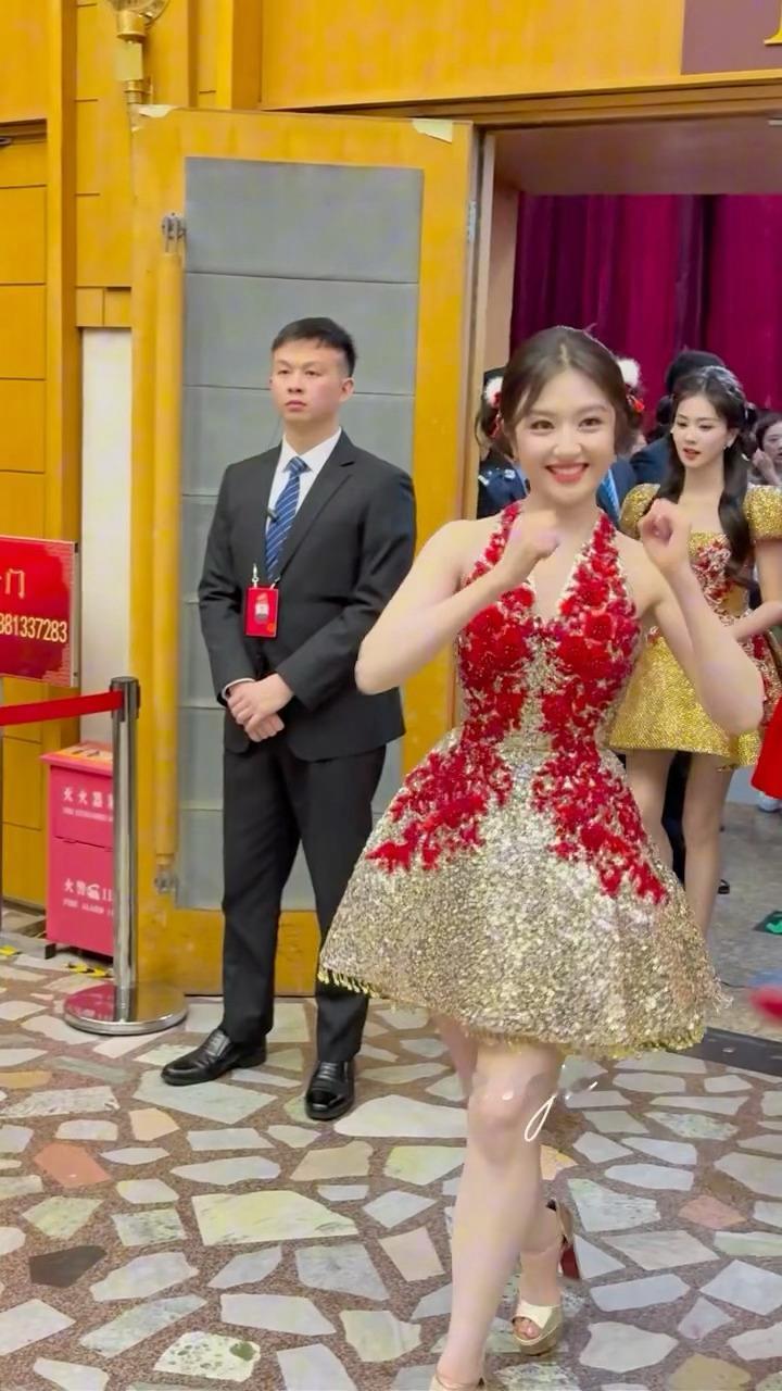 李兰迪：没有顺拐！！好萌一小女孩！！