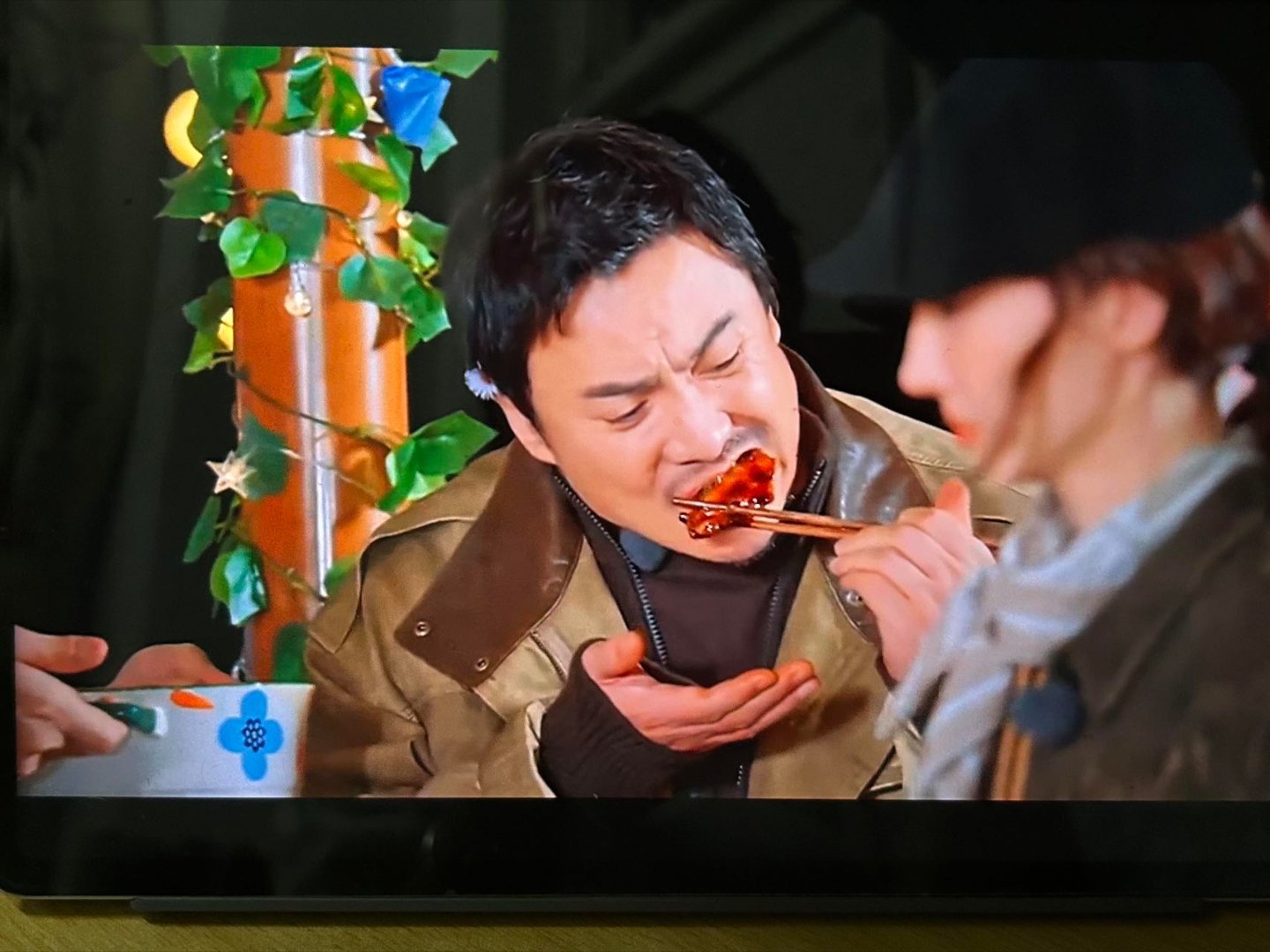 只有在这个时候沈腾才能不说话 笑不活了！沈腾的静音模式被贾冰茄子饭激活！平时话最