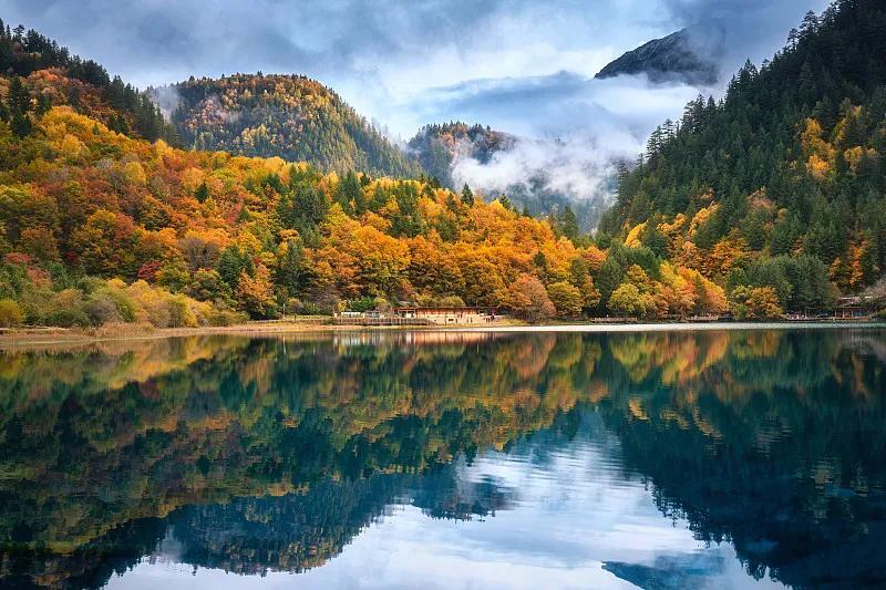 九寨沟10月中旬—11月初最美，彩林漫山、碧水映红橙黄绿，颜值巅峰 。夏（7-8