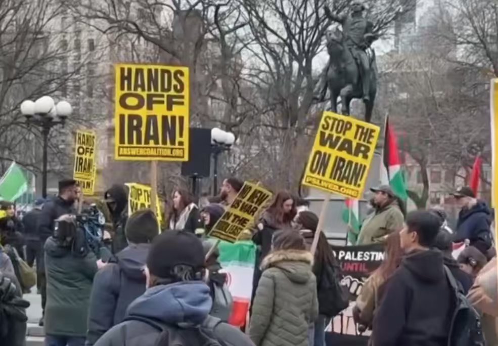 据环球时报报道，美以持续打击伊朗，美国政府在国内遭遇多重压力。多数美国人反对战争