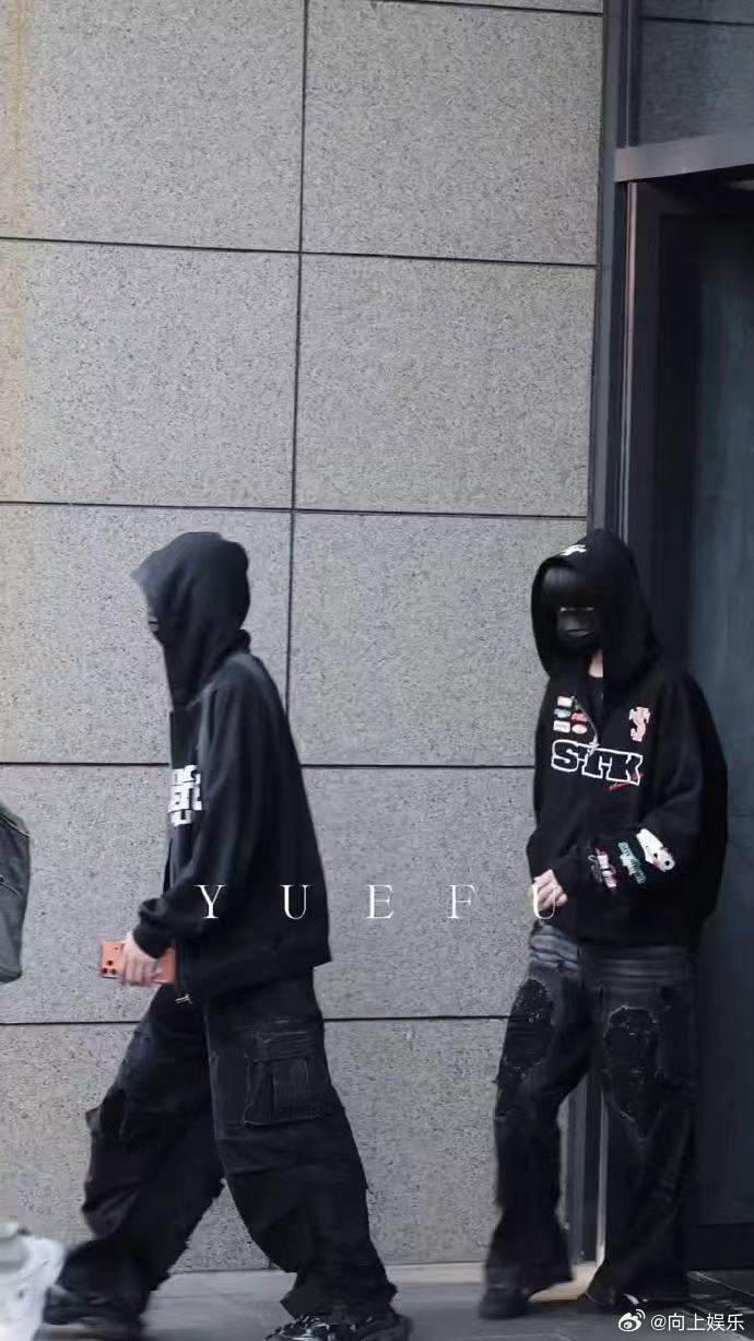 张桂源潮男look张桂源allblack潮男上班张桂源潮男look，谁懂桂圆一身