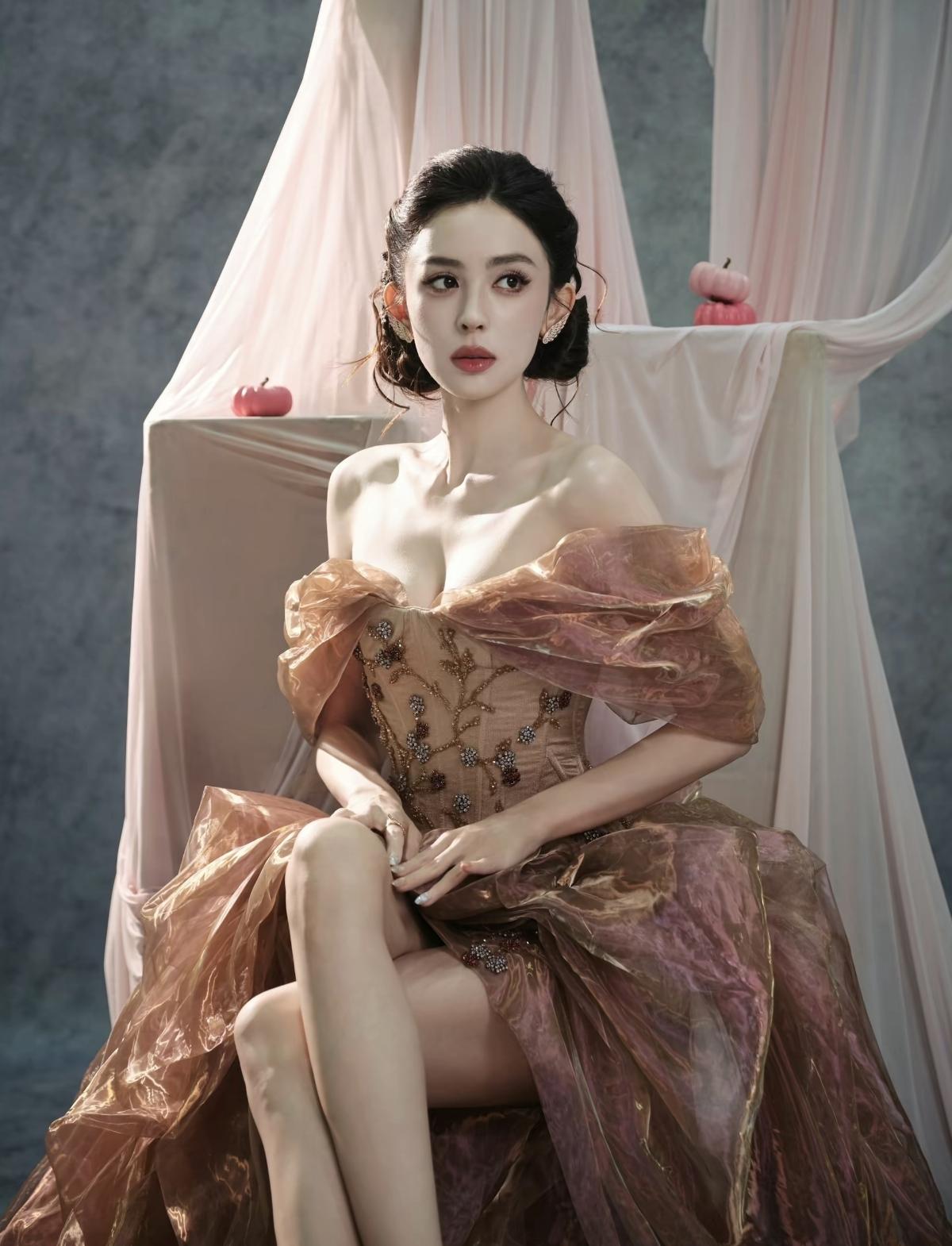 古力娜扎鎏金幻彩纱礼服登场，薄纱流光，钉钻精致，童话感直接拉满，明艳动人[给力]