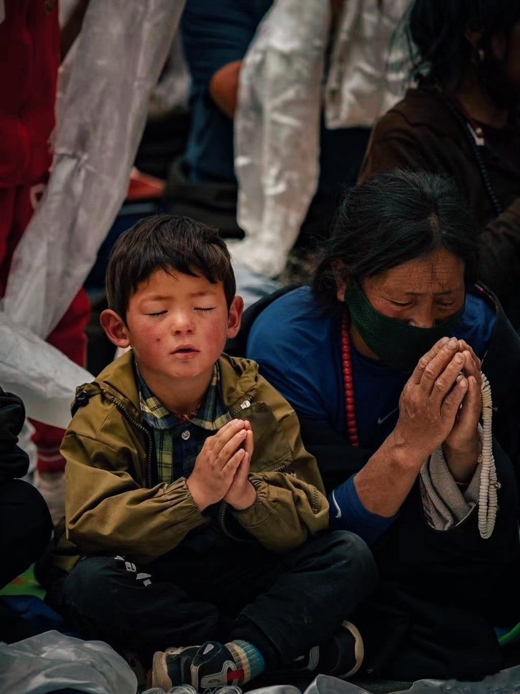 ཇི་ལྟར་གསོལ་བ་བཏབ་པ་བཞིན། དེ་ལྟར་སྨོན་ལམ