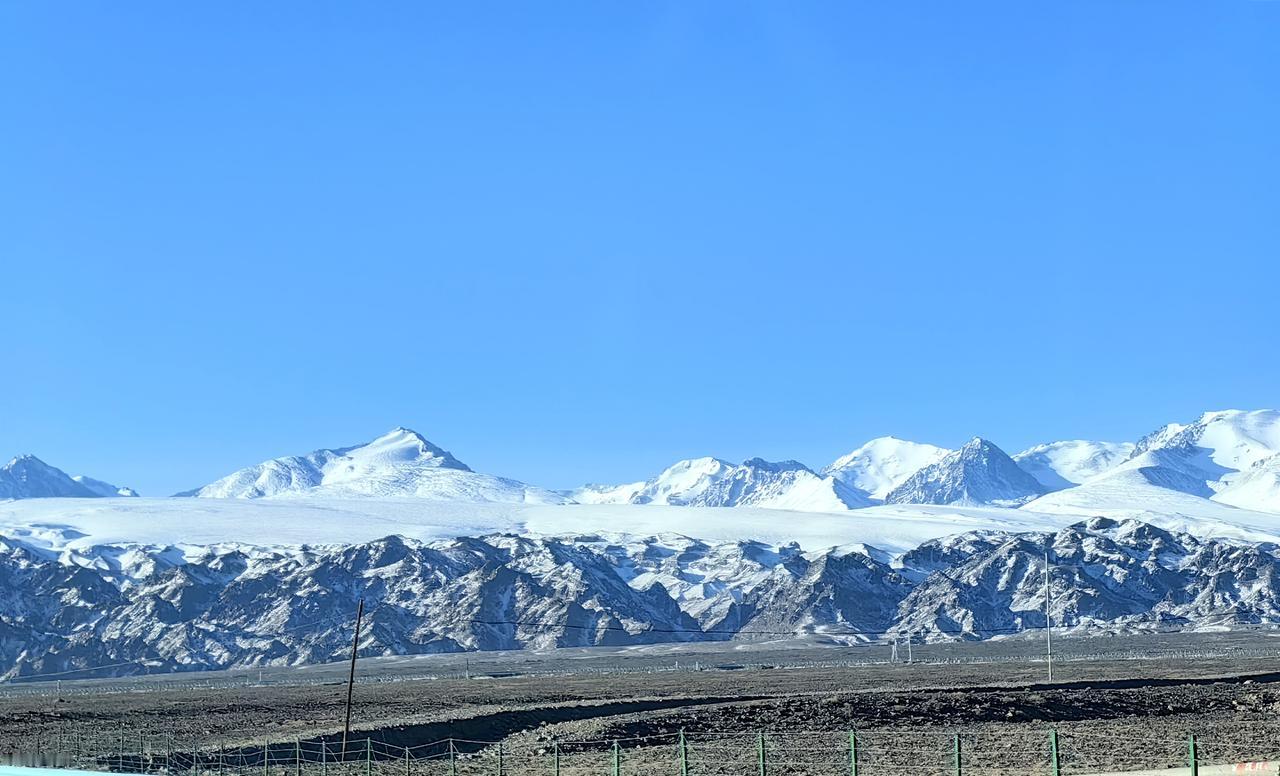 才临苏杭闽南海，
春风十里繁花艳。
又见天山霄顶雪，
苍原不尽万里白。
 
车行