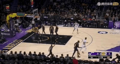 要崩——詹姆斯开局3漏3分！
看图1-3：他的对位人跑了，经常慢一拍，队友必须补