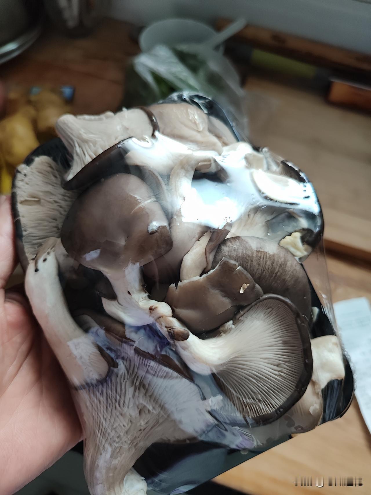 卖菜的不认识菜和水果，是不是奇葩？

下午去超市买菜，一个收银员，一边跟她同事聊