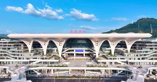 印媒惊叹，马斯克点赞：中国用一支机器人军团，38个月干了一件很多国家半个世纪都干
