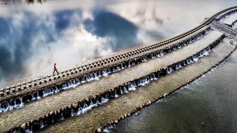 中国人常说落叶归根，那什么是根呢？在我看来，家乡的山水、族里的老幼就是根。就像根