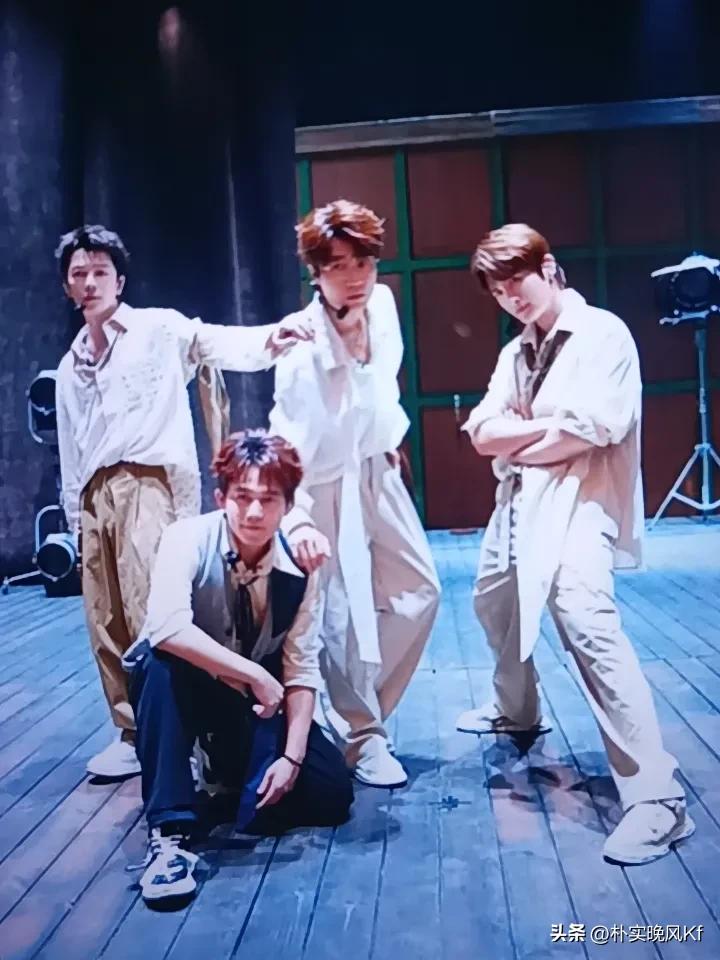 当我们看“披哥”时，我们看的可太多了。首先是舞台表演，那些哥哥们在舞台上唱跳俱佳