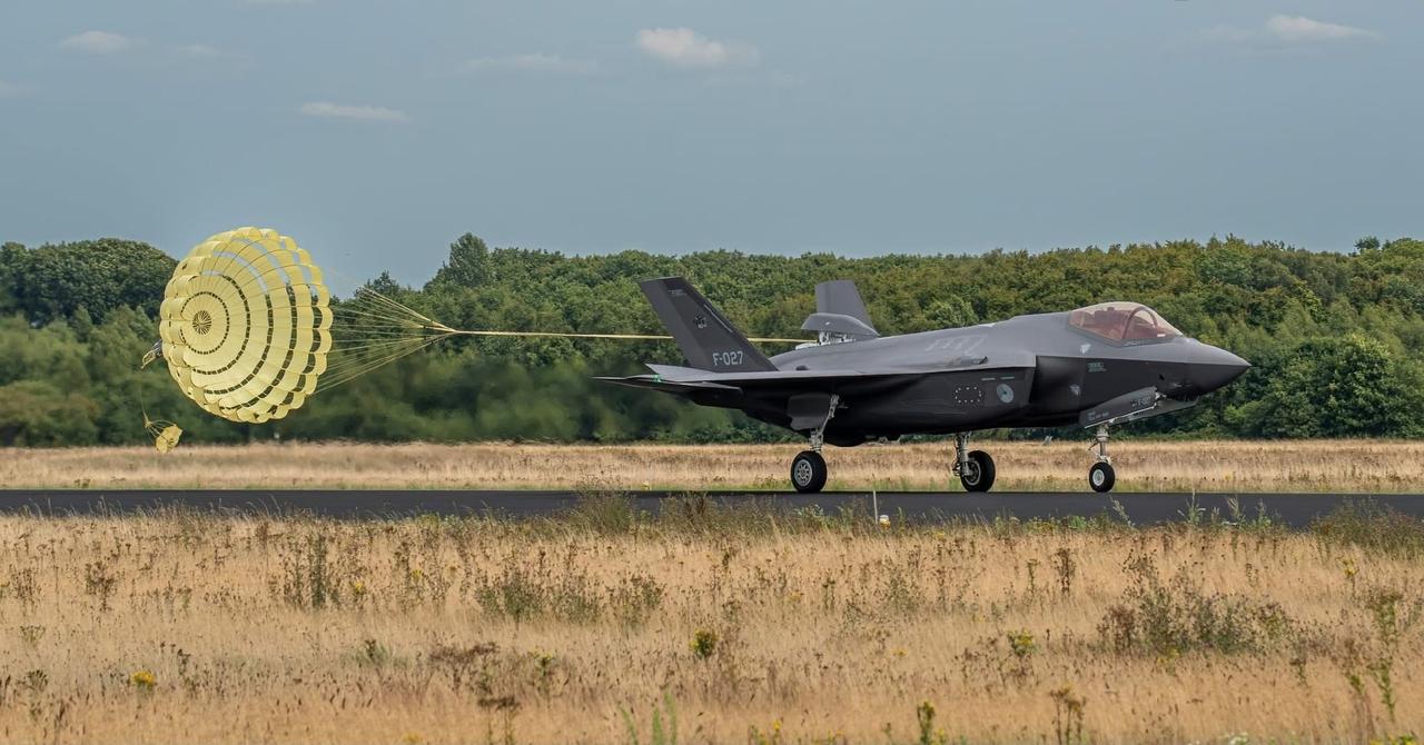 荷兰空军（RNLAF）第313“老虎”中队的F35隐身战斗机紧接挪威空军（RNo