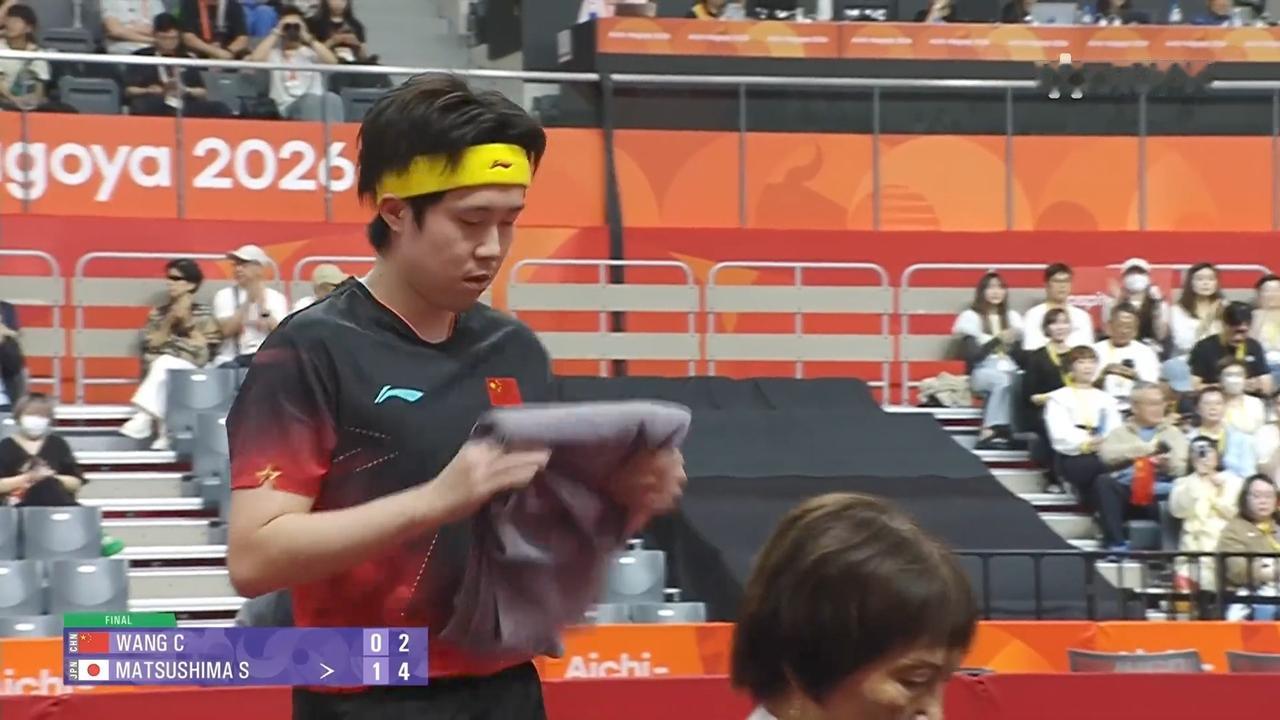 男团决赛国乒出师不利，王楚钦第一局5-11输了
王楚钦今天有些沉，估计还是感受到