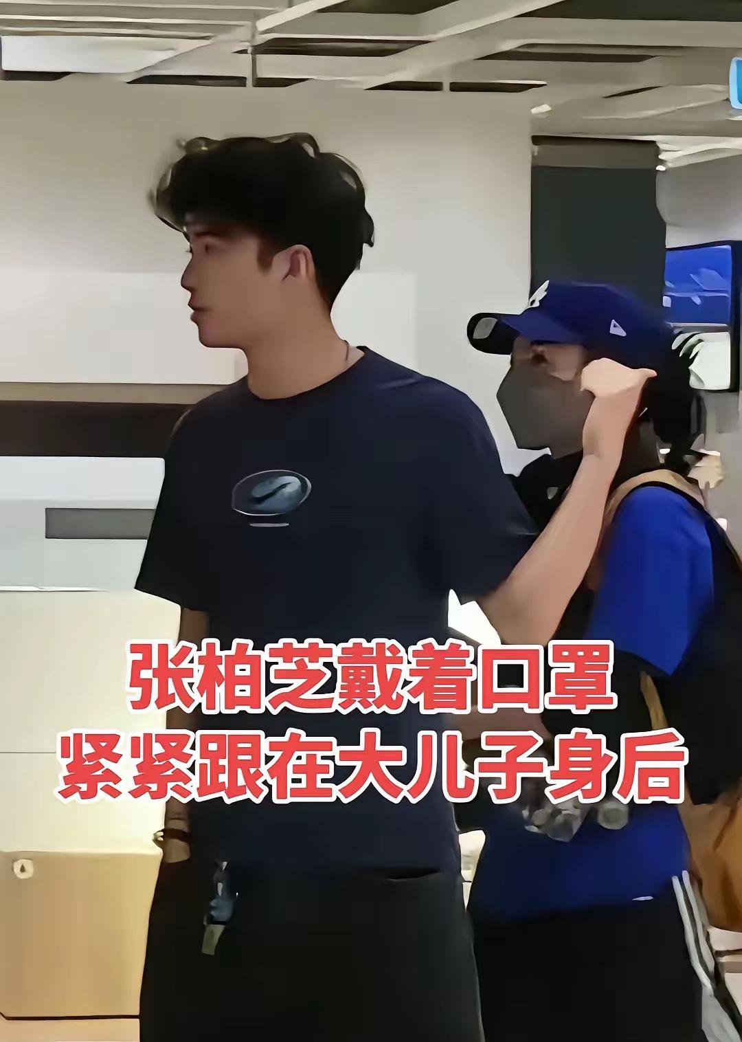 谁能想到当年那个单手抱娃、一手推行李的张柏芝，现在已经成了被三个儿子稳稳护在身后