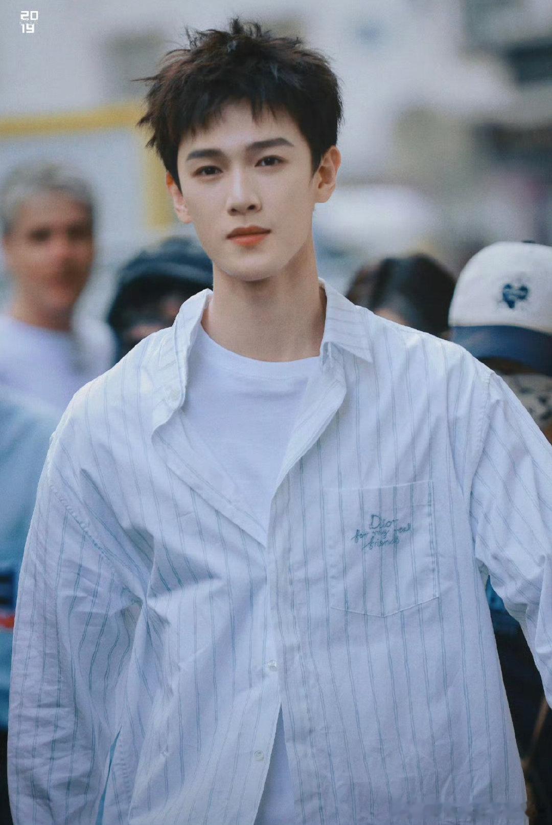 李昀锐在巴黎街头，真像一股清新的风李昀锐巴黎时装周DIOR秀 ​​​