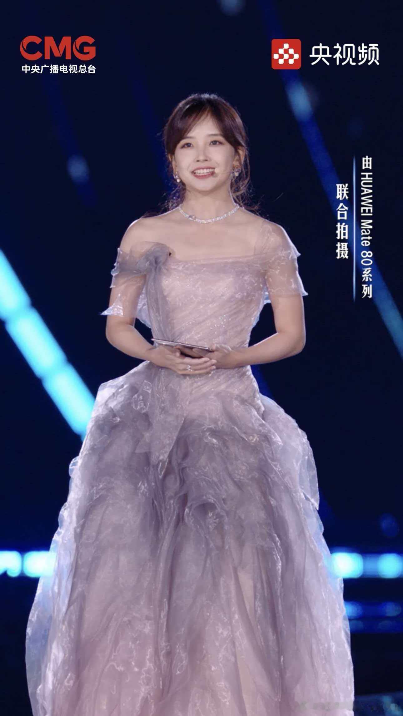 鸿蒙星光盛典今晚的鸿蒙星光盛典真的星光熠熠呀有四字弟弟、黄渤、姚安娜、容祖儿还有