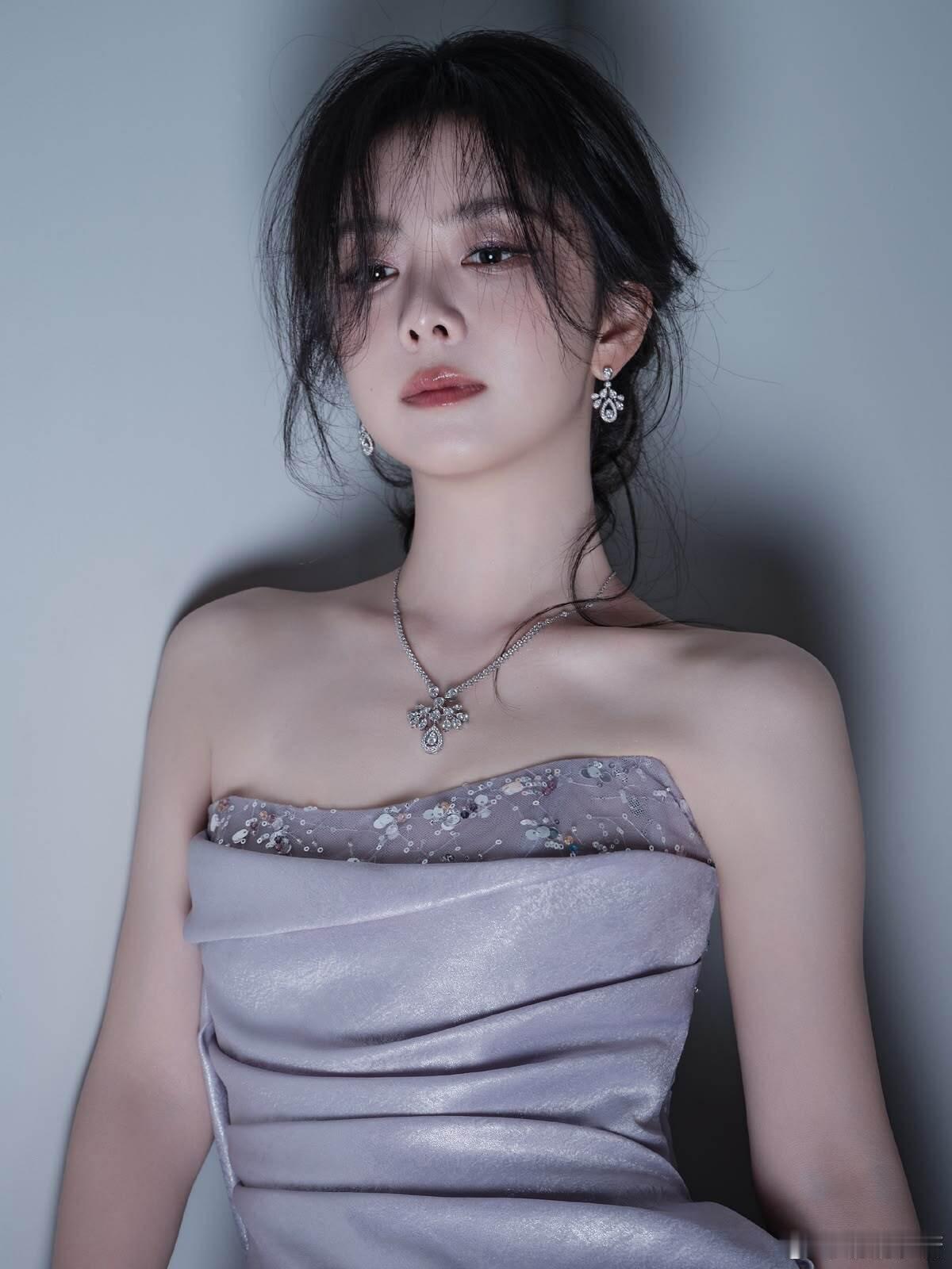 谭松韵永远鲜活的少女感天花板～三十多岁却自带满满的少年元气，笑容永远清甜明媚，自