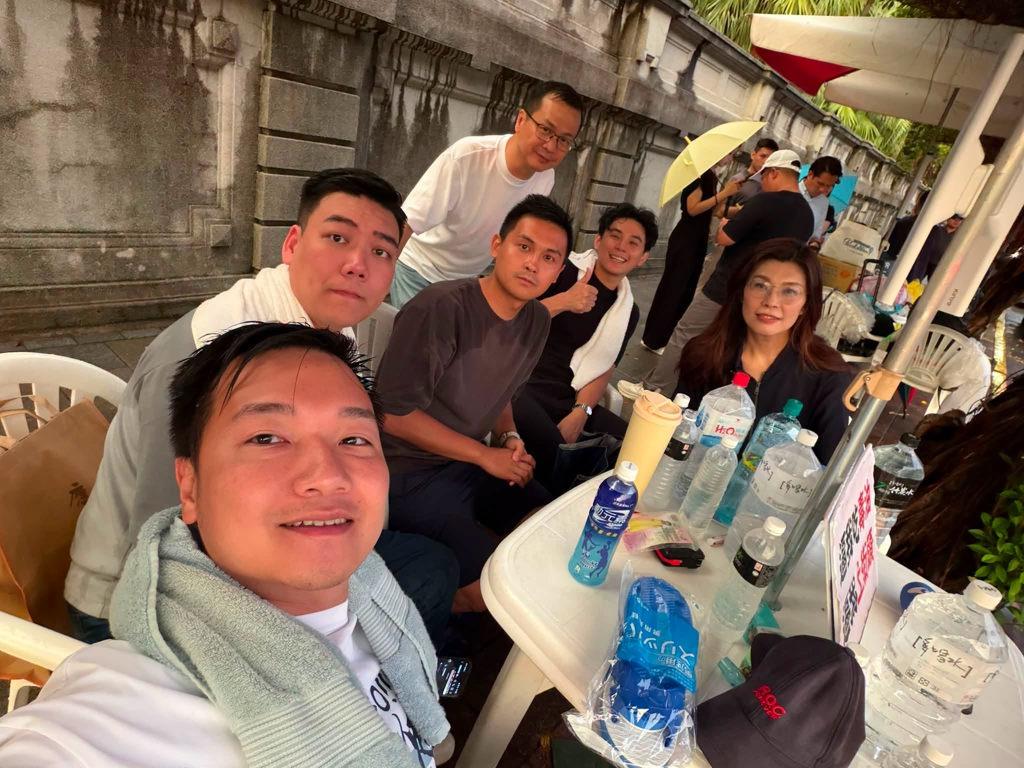 绝食抗议，郑丽文前往慰问。

國民黨台北市議員楊植斗、市議員參選人賴苡任、何元楷