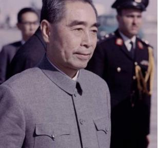 1949年，周总理经过花园时，感觉身后有双眼睛在盯着他，回头一看，原来是一个花匠