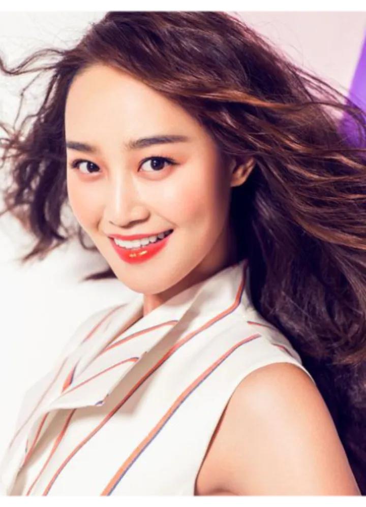 冯小刚新剧选角风云：蓝盈莹力压郑爽，都市女强人气质获青睐

在冯小刚筹备的女性群