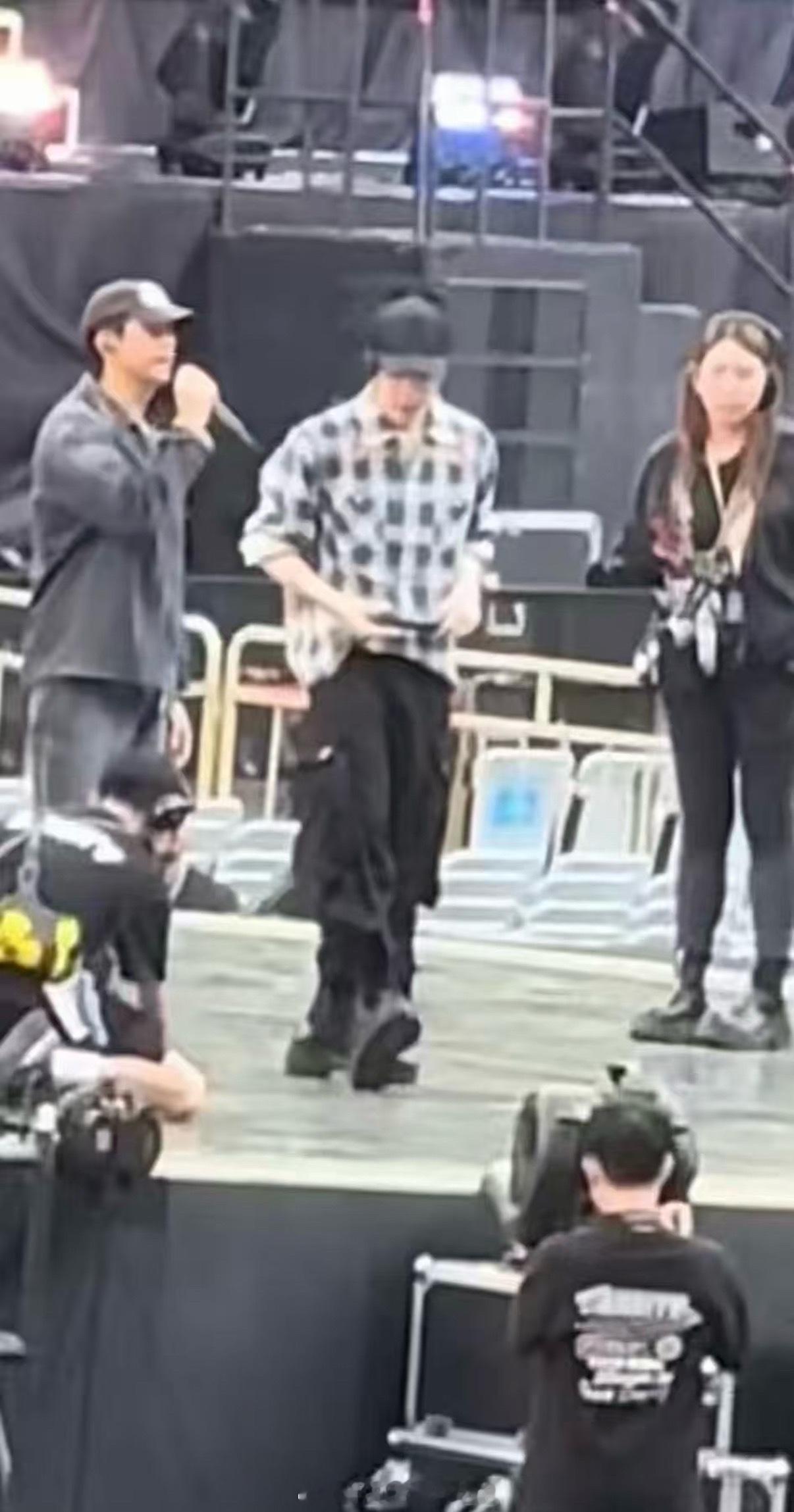 李现去五月天演唱会当嘉宾了五月天演唱会嘉宾是李现李现去五月天演唱会当嘉宾了 ​​