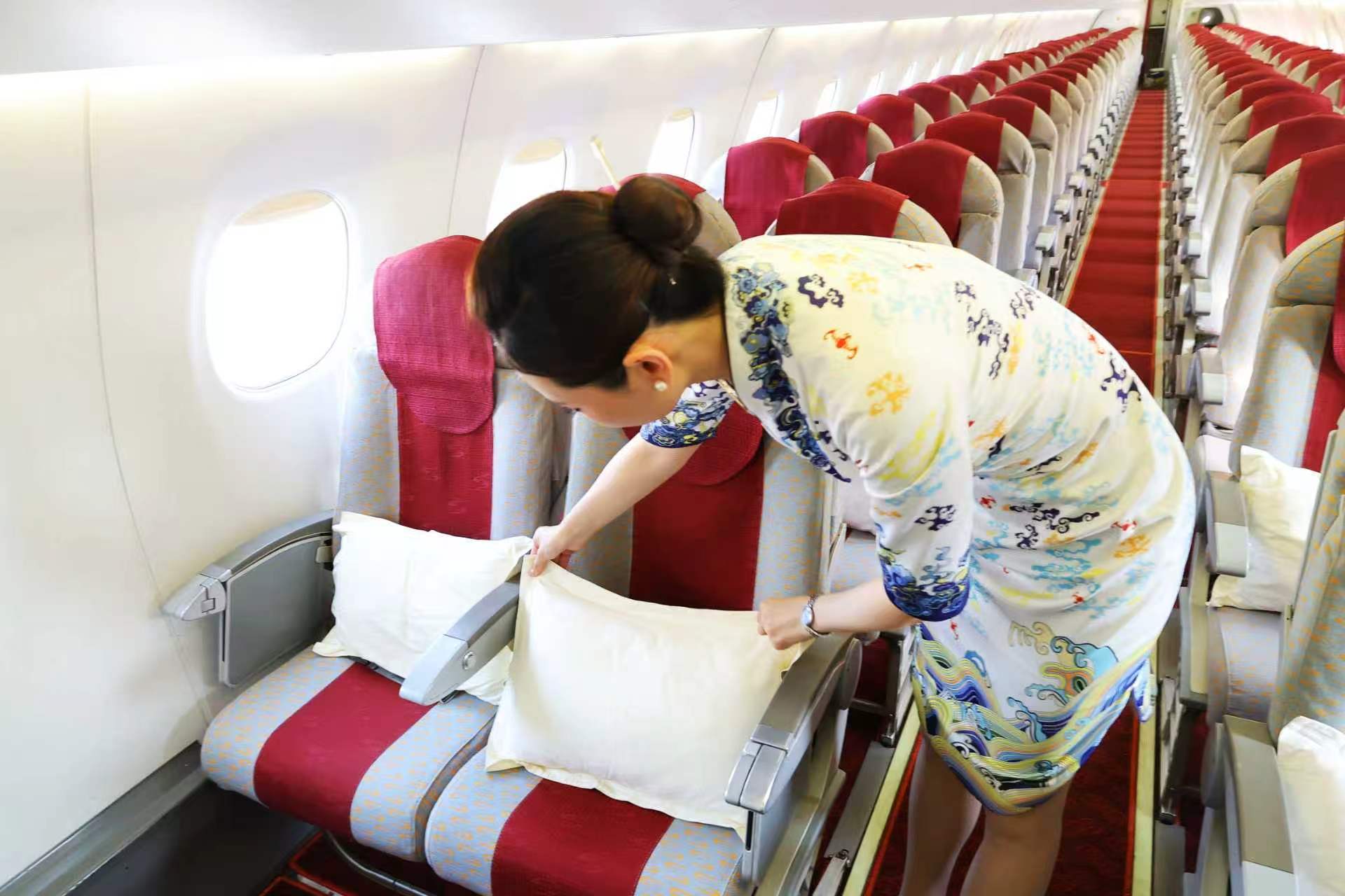 盛暑高温下的天津民航人外人眼里，她们是高颜值、吹空调的“空中飞人”。可落地天津这