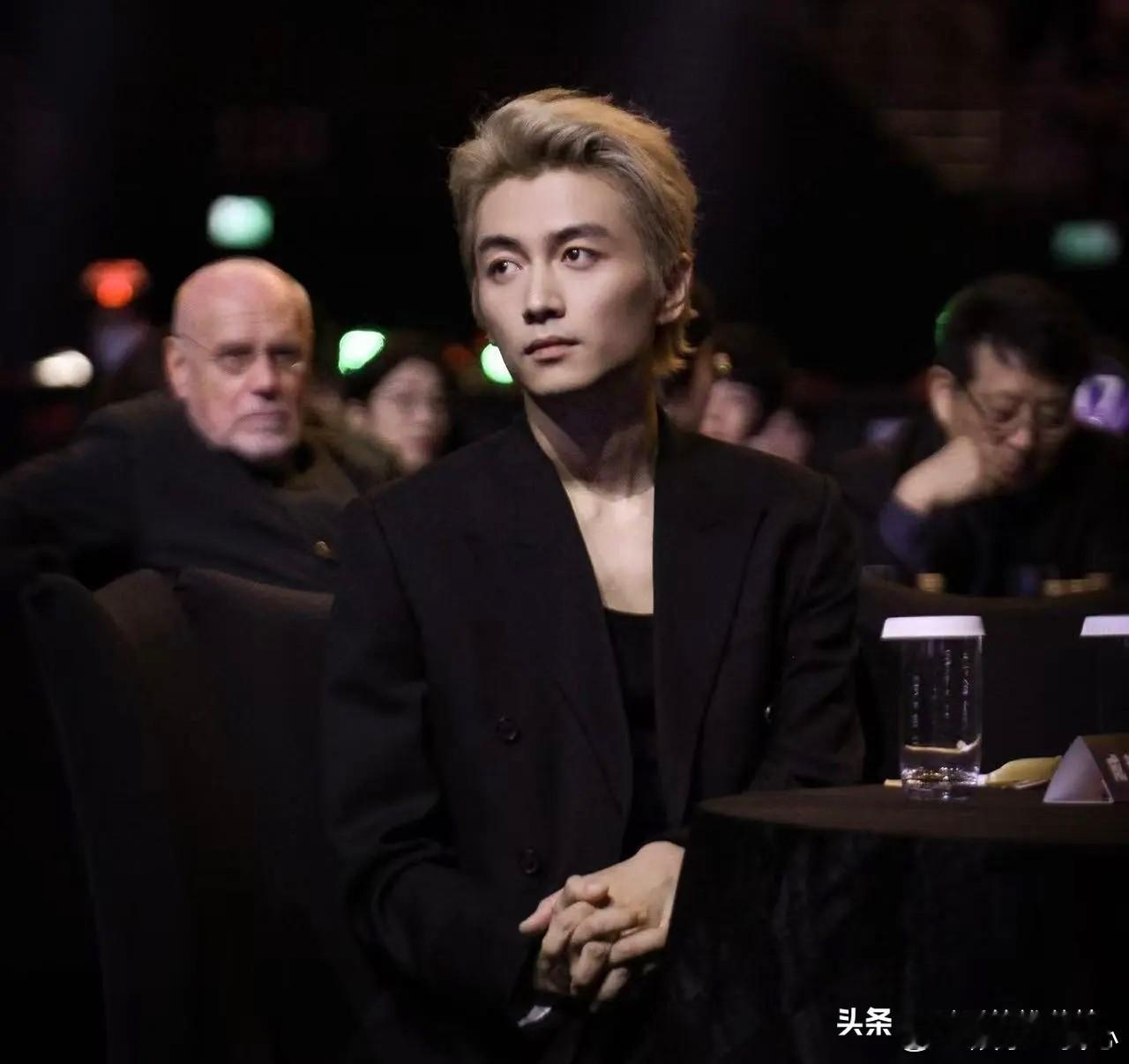 网传陈晓“犯事进小黑屋”？真相大反转！近日有爆料称陈晓疑似出事被关，家人急售房产