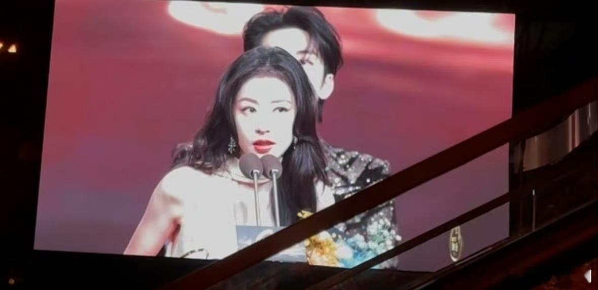 周雨彤帮张天爱领奖张天爱生病周雨彤帮忙领奖 虽然天爱没能到场，但有好姐妹雨彤帮她