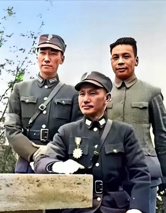 这是1943年，蒋介石在重庆和两个儿子的合影。蒋介石给两个儿子分别取名为“经国”