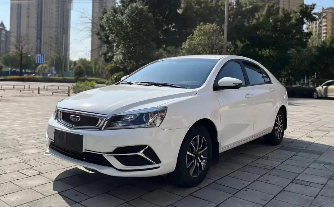 开车很菜的人，通常有这6个毛病！你中几个？
 
毛病1：跟车距离过近，全程紧盯前