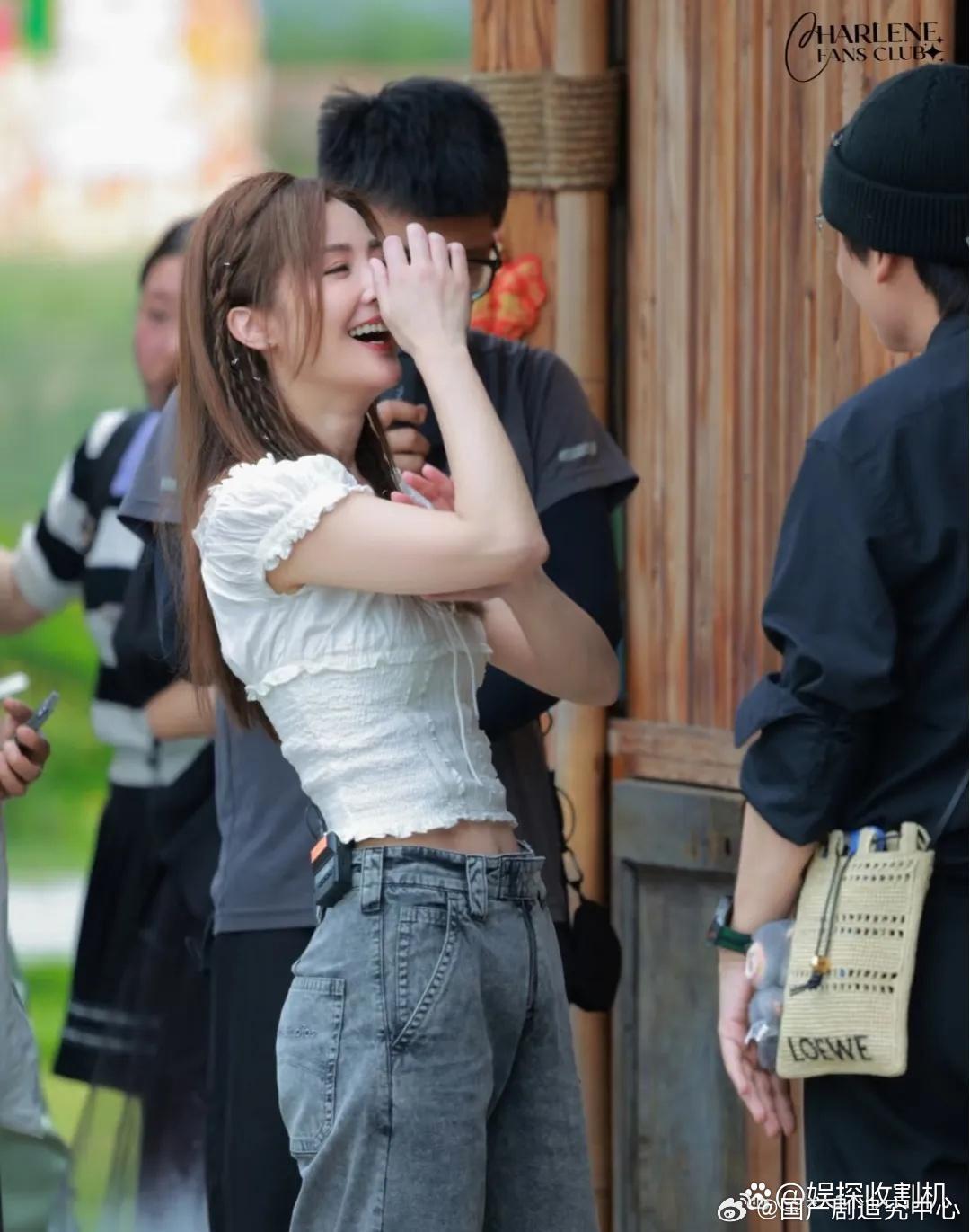 阿Sa，这身材太绝了，哪像45的人。就想知道这靴子真的不热吗？ 