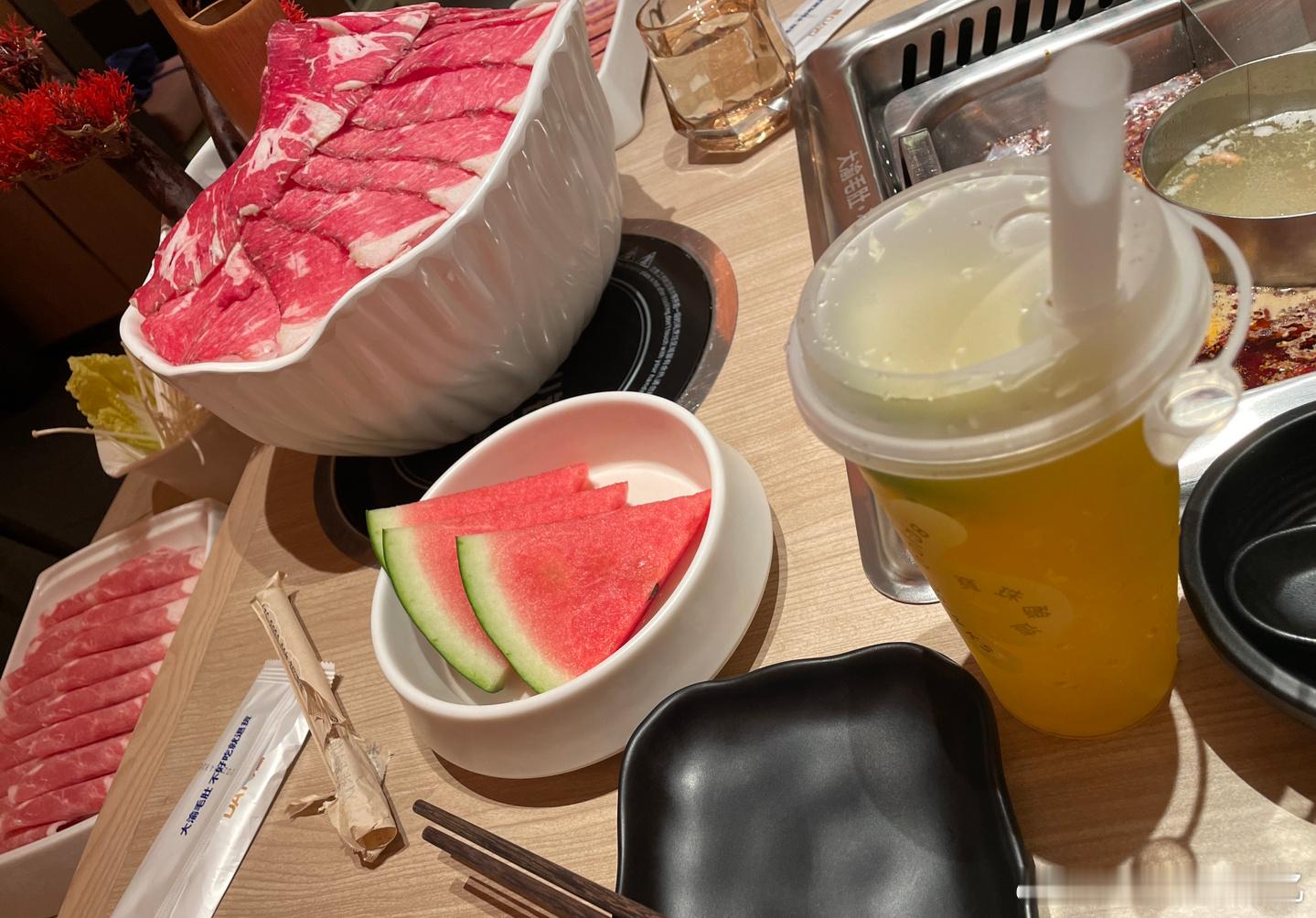 进火锅店，我说有点热Z“我去洗下手”一会儿手拿着一杯无糖柚子水回来“给，喝这个就