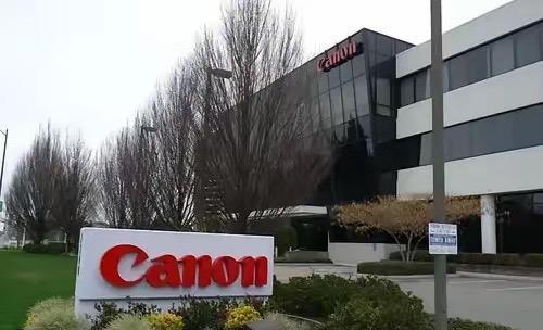 三星、东芝走了，把生产线搬去了越南。阿迪耐克也走了，将工厂搬到了越南，现在就连佳