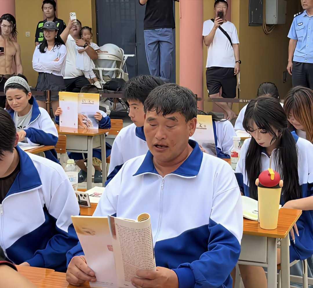 网友吐槽：大衣哥穿上校服也演不了学生！
为什么不演校长？