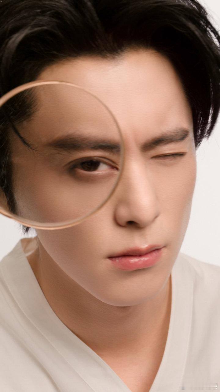 王鹤棣眼神杀 这次的新物料真的被王鹤棣狠狠拿捏了！怼脸镜头下的眼睛状态也太好了吧