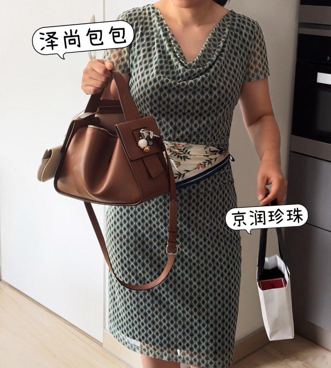 昨天小捷来家里有点事儿，我拿出给她准备的礼物，一条丝巾。她弱弱地说：“你去年也给