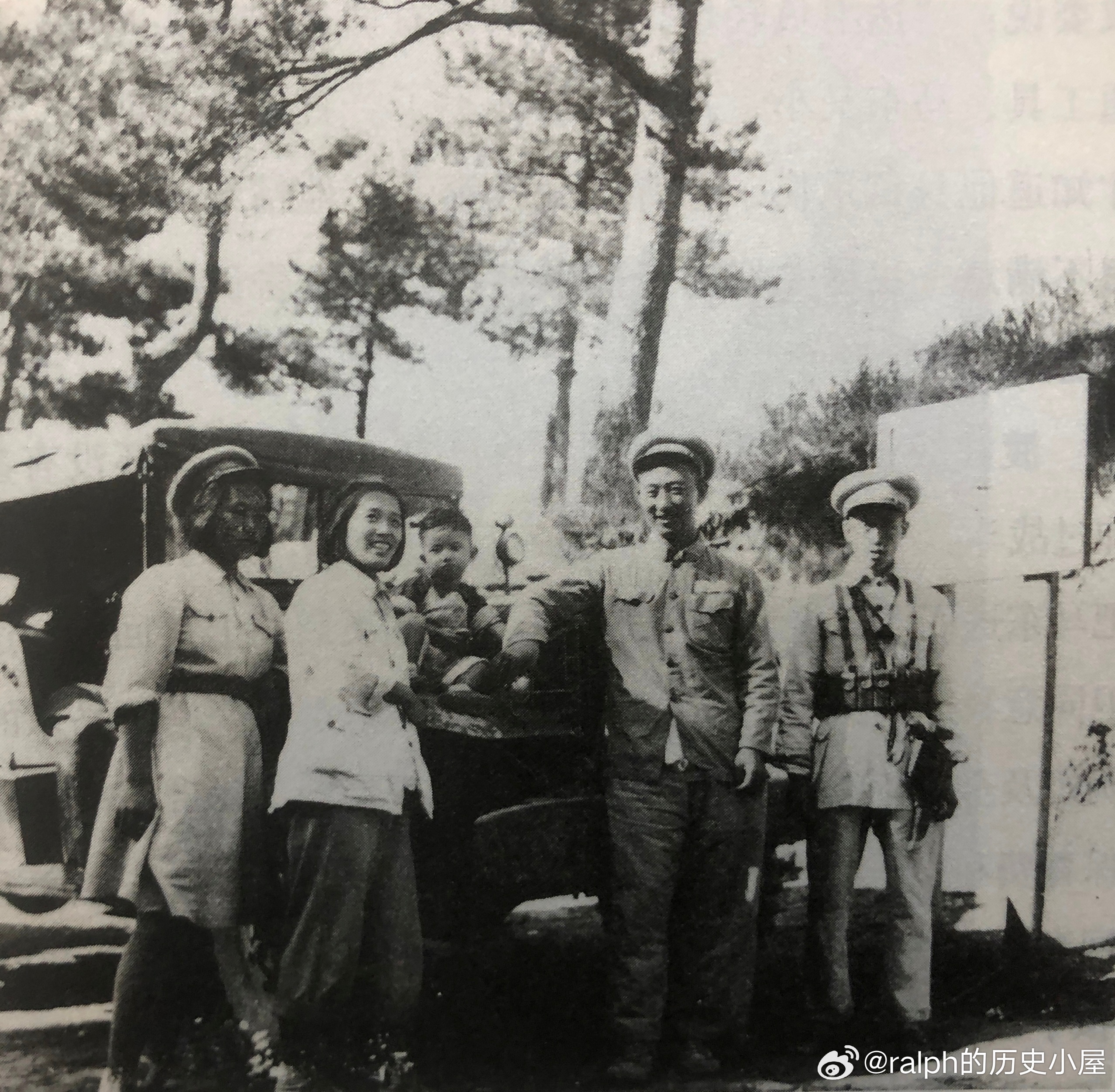 1950年夏炮3师参谋长马达卫（右二）与妻子李绪志（左二）、女儿马东和警卫员（右