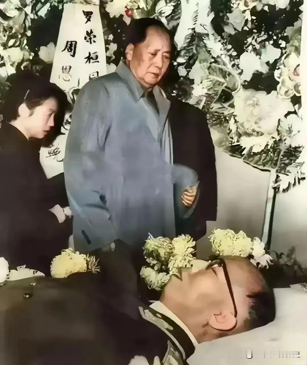 在历史的长河中，有一张老照片承载着无尽的深情与敬意。这是毛主席瞻仰罗荣桓元帅遗体