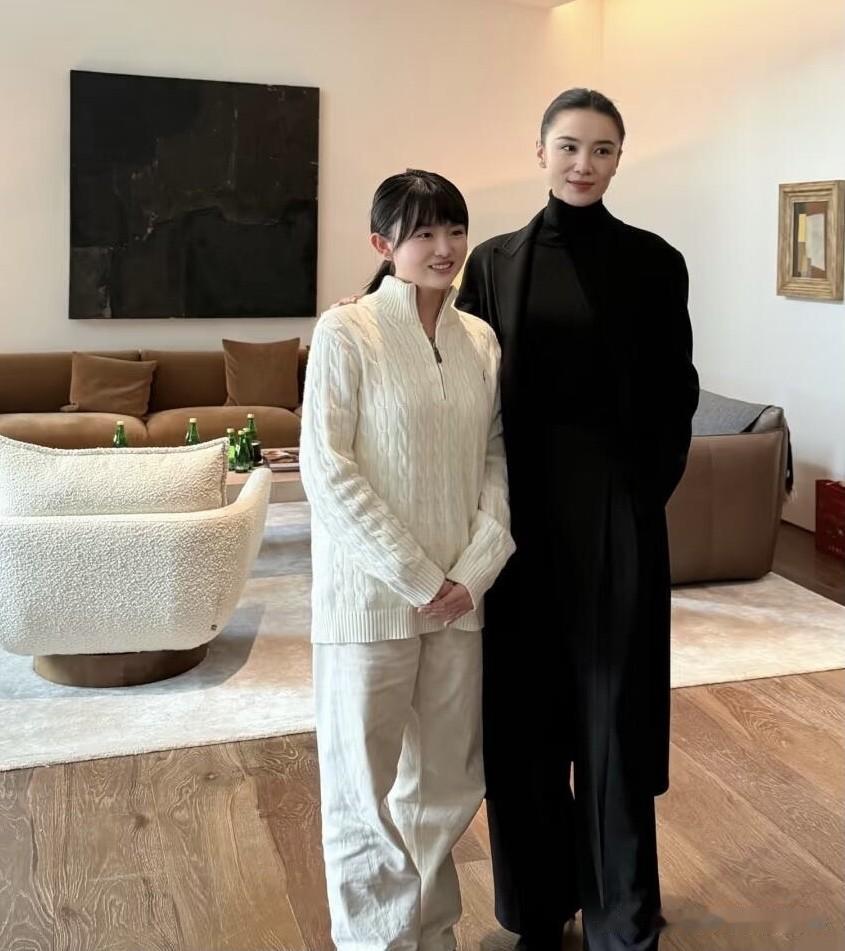 173身高的宋佳本人好高，又白又瘦，把身边的女生衬托的好矮，见过她本人的网友说，
