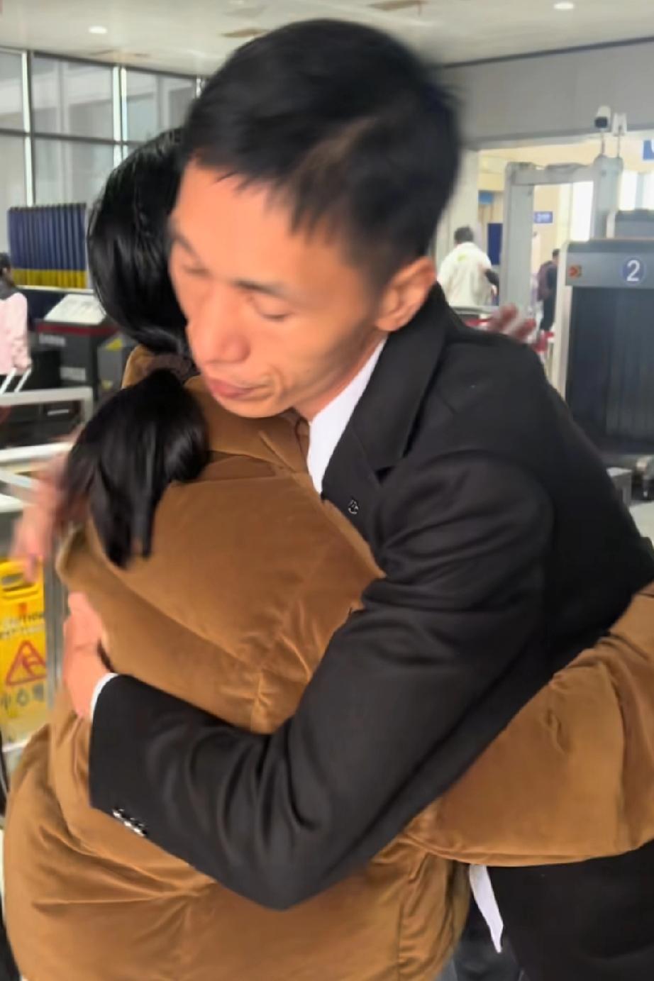 姐姐李玲还是容忍了一切，弟弟李鑫的发飙还是化解了，今天姐姐李玲买了许多特产送弟弟