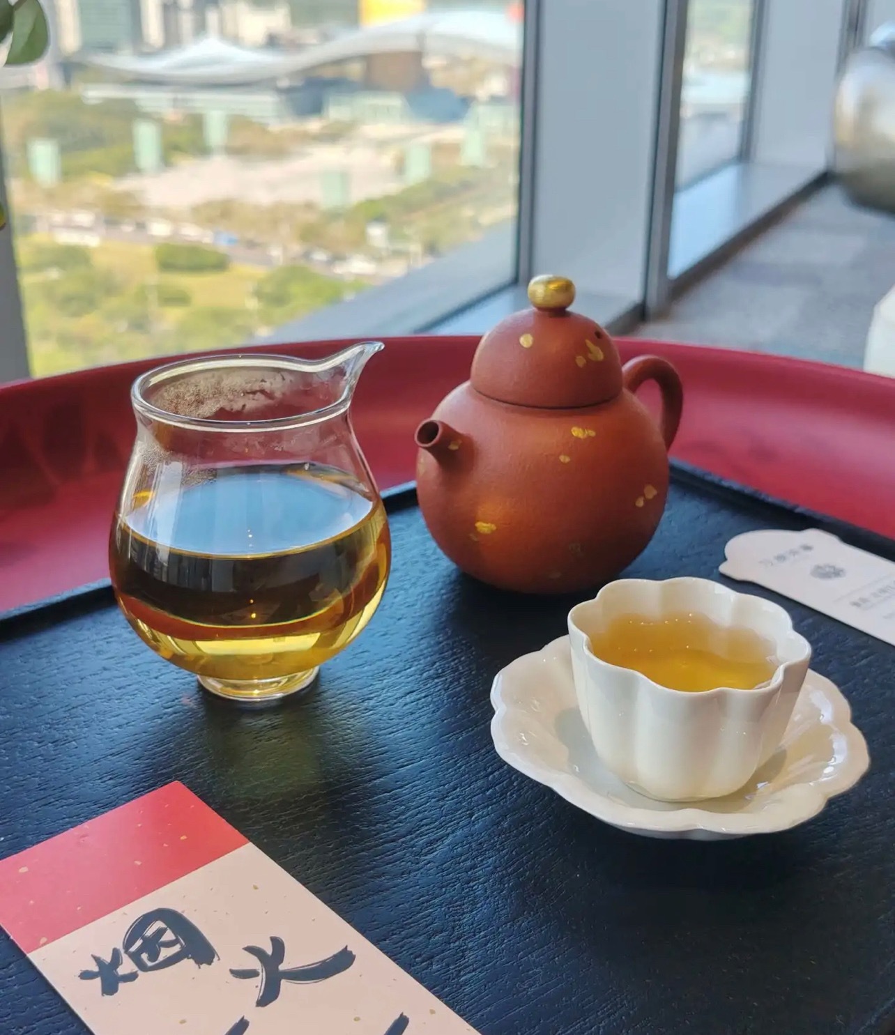 品茶赏器交友  岁月悄然放缓脚步，浮躁慢慢沉淀。一盏茶的时光，远离车马喧嚣，寻一