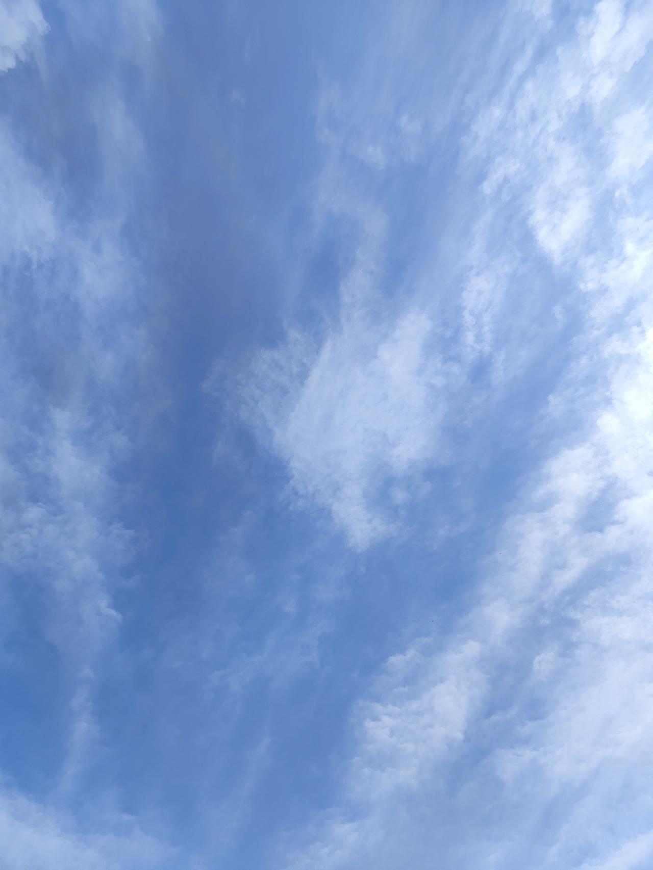 高天流云，
每一次抬头，
都有不一样的惊喜。

大理 云 高天流云四月天 大理旅