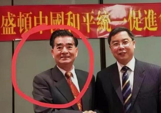 谁能想到啊！那个整天笑眯眯、见人就帮、街坊邻居都竖大拇指的“大善人”，竟然是美国