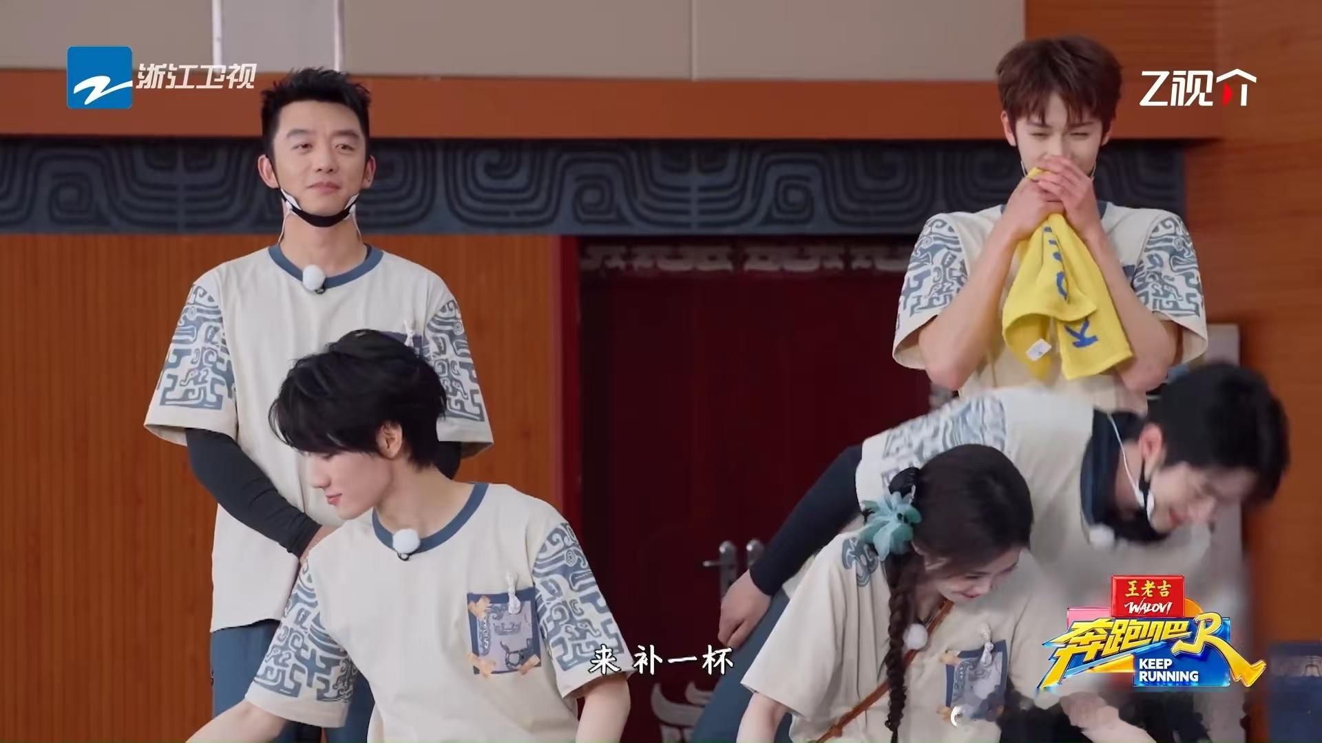 丞磊帮白鹿擦嘴李昀锐笑的不行白鹿还在加料奔跑吧白鹿听到李晨说有buff的表情  
