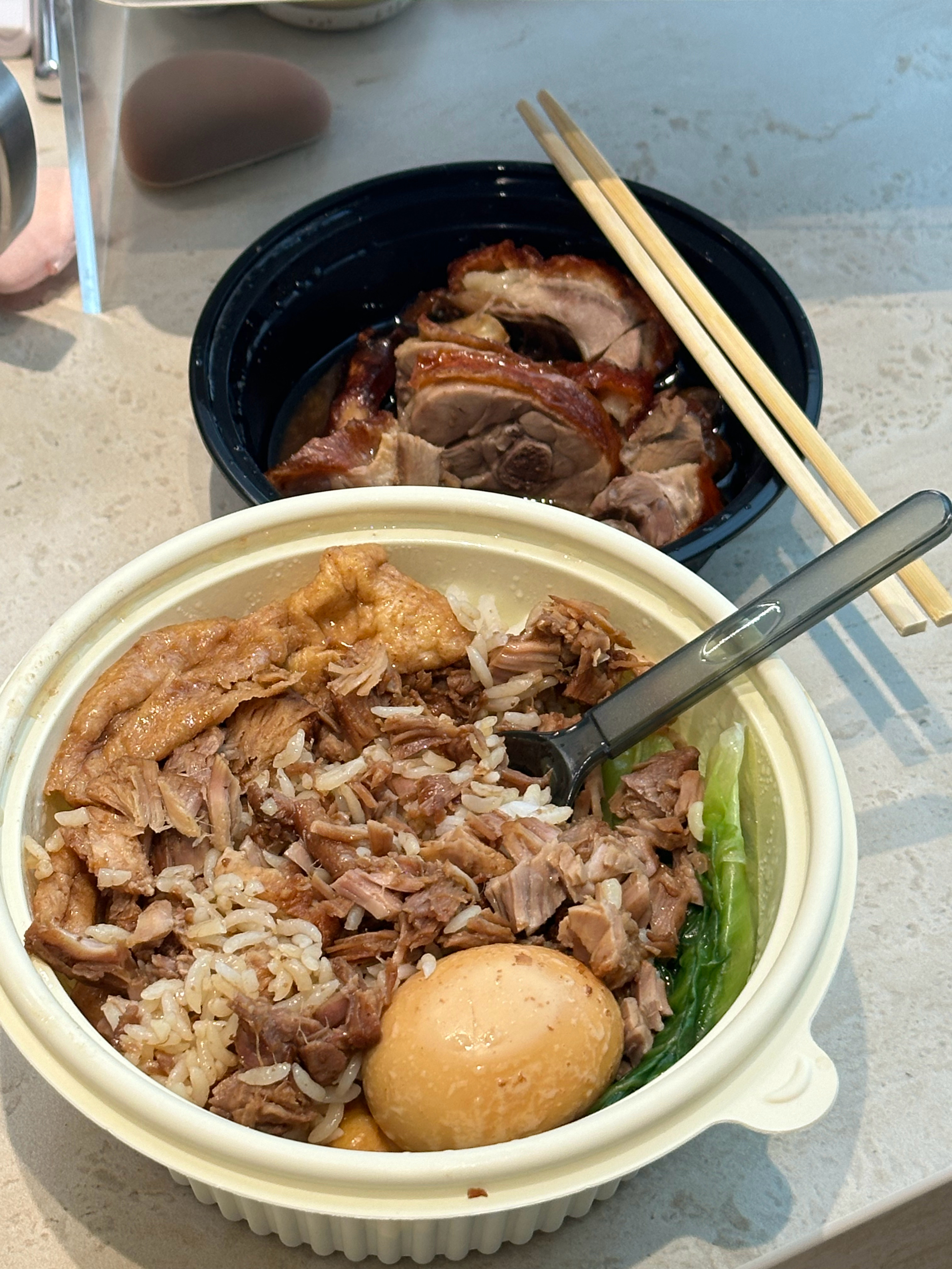 又点了猪脚饭 香的咧～～～它家我选的纯瘦肉 一点都不会油腻 汤汁拌饭一口瘦肉 满