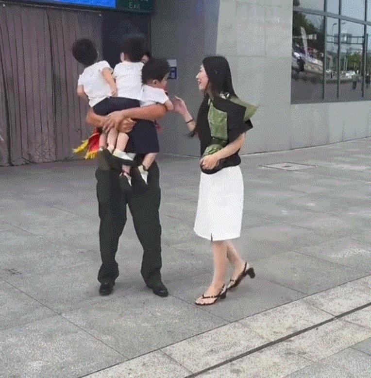 太幸福了！9月1日，郑州高铁站。退役军人返乡，妻子带三胞胎在车站门口迎接。父亲张
