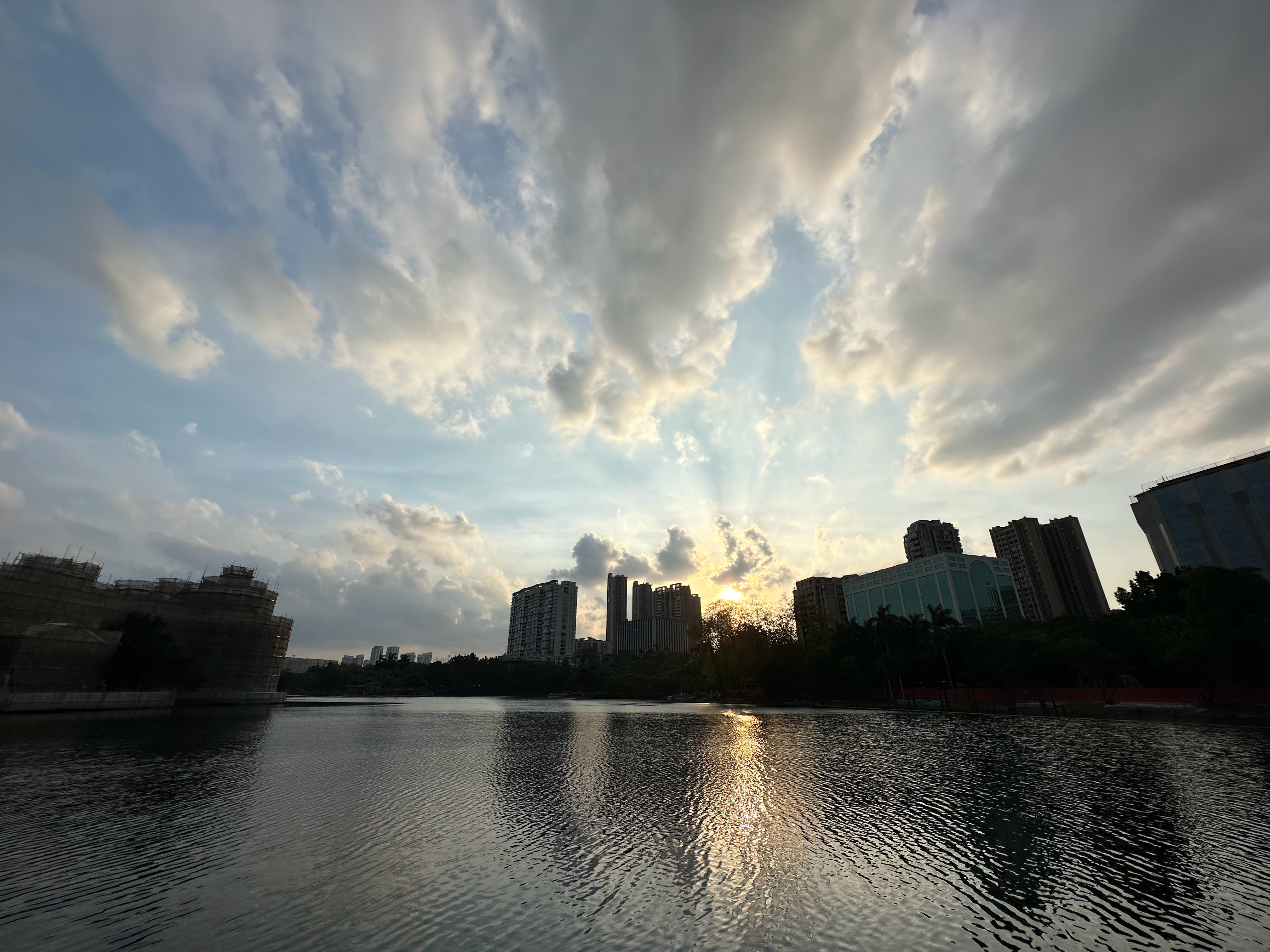 成日楼上影，偶尔落楼睇风景～ 